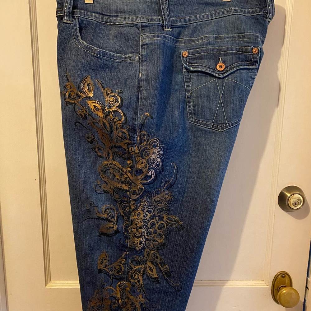 Jeanstar women Capri with flowers design, Size 18W